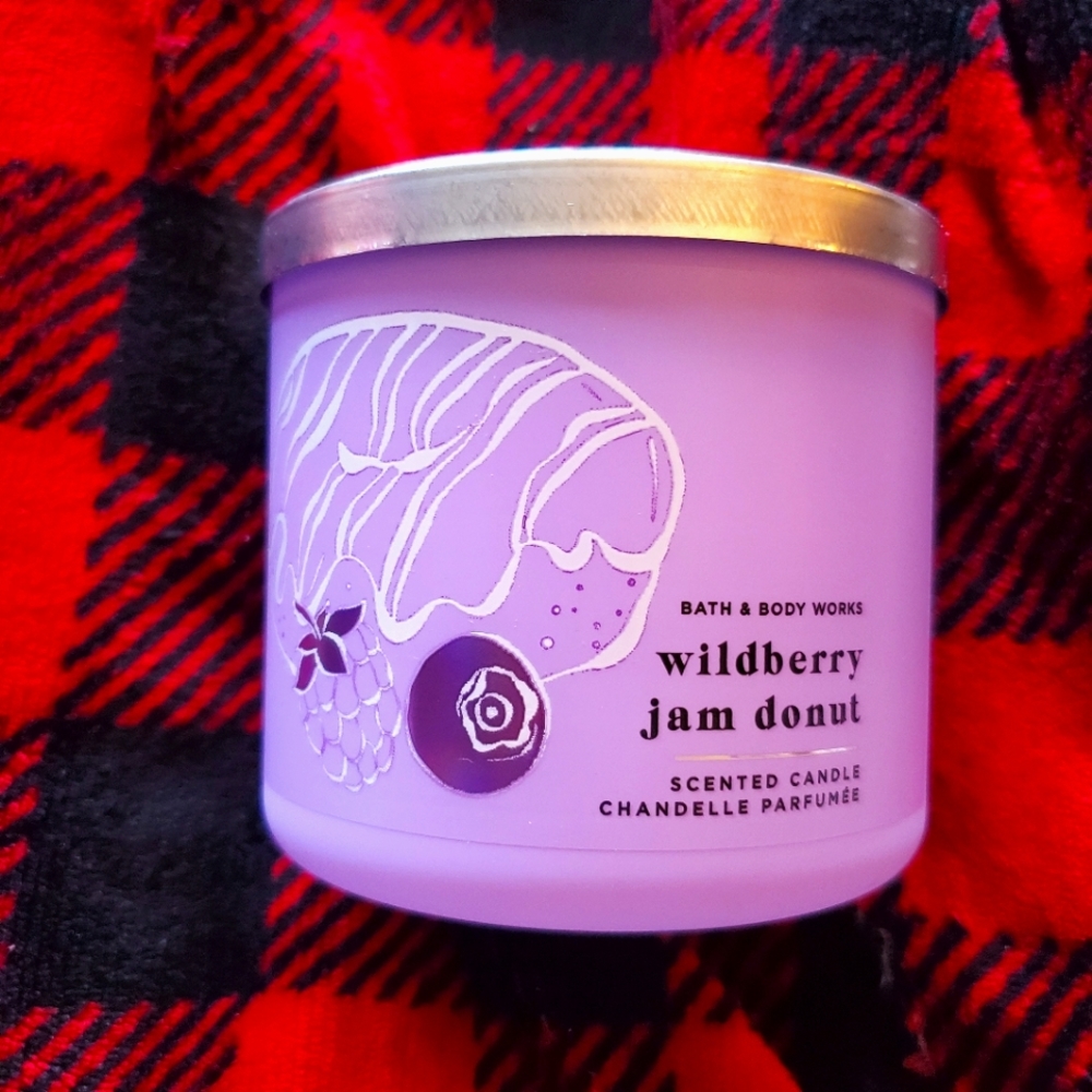Bath & Body Works 3 Wick Candle ( Wildberry Jam Donut )